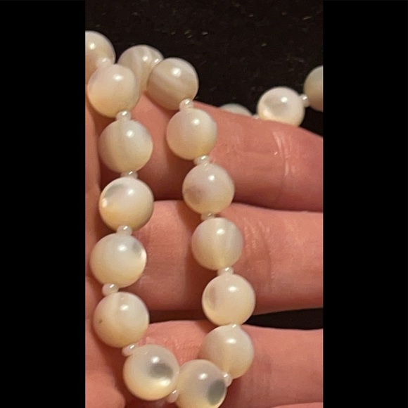 Vintage Mother of Pearl MOP Bead Necklace with Brass Barrel Clasp - Picture 5 of 16
